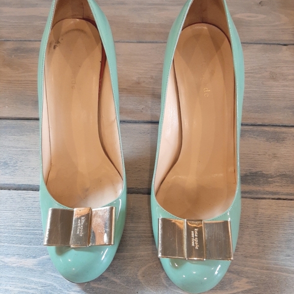 Kate Spade Karolina Seafoam Pastel Green Stylish Pumps Gold Bow High Heels - Picture 2 of 8